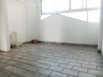 *VENDO HERMOSA CASA DE 4 PISOS + AZOTEA Y COCHERA EN URB. LOS JAZMINES CALLAO – EXCELENTE ESTADO*🏡