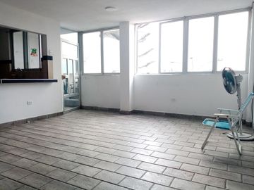 *VENDO HERMOSA CASA DE 4 PISOS + AZOTEA Y COCHERA EN URB. LOS JAZMINES CALLAO – EXCELENTE ESTADO*🏡