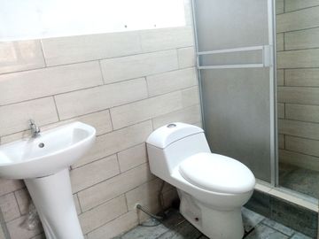 *VENDO HERMOSA CASA DE 4 PISOS + AZOTEA Y COCHERA EN URB. LOS JAZMINES CALLAO – EXCELENTE ESTADO*🏡
