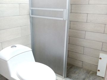 *VENDO HERMOSA CASA DE 4 PISOS + AZOTEA Y COCHERA EN URB. LOS JAZMINES CALLAO – EXCELENTE ESTADO*🏡