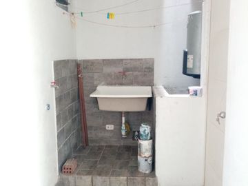 *VENDO HERMOSA CASA DE 4 PISOS + AZOTEA Y COCHERA EN URB. LOS JAZMINES CALLAO – EXCELENTE ESTADO*🏡