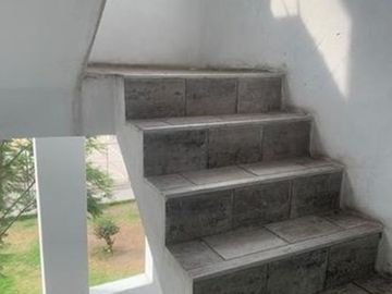 *VENDO HERMOSA CASA DE 4 PISOS + AZOTEA Y COCHERA EN URB. LOS JAZMINES CALLAO – EXCELENTE ESTADO*🏡