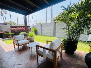 Amplia y bonita casa de techos altos y terraza vista al jardín