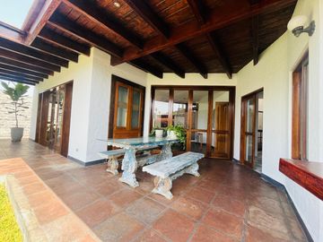 Amplia y bonita casa de techos altos y terraza vista al jardín
