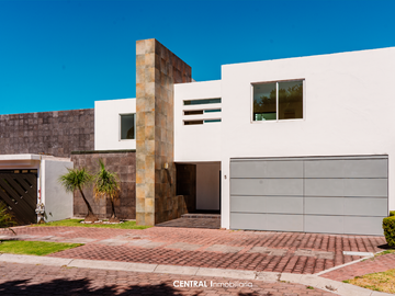Casa de Lujo en Venta |Puerta de Hierro, Puebla |4 Recámaras |Jardín |Salón de Juegos