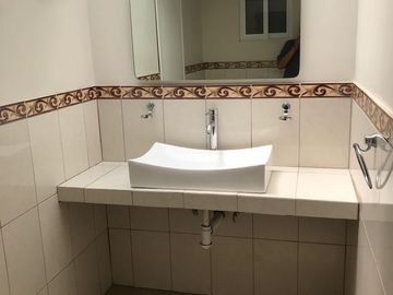 EN RENTA VIVIENDA CON SERVICIOS, SIN CAMAS O CON CAMAS.  “ ESTANCIA JILO ”. A 4 MINUTOS DE LA ZONA INDUSTRIAL.