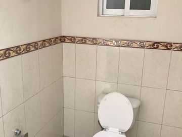 EN RENTA VIVIENDA CON SERVICIOS, SIN CAMAS O CON CAMAS.  “ ESTANCIA JILO ”. A 4 MINUTOS DE LA ZONA INDUSTRIAL.