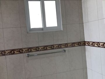 EN RENTA VIVIENDA CON SERVICIOS, SIN CAMAS O CON CAMAS.  “ ESTANCIA JILO ”. A 4 MINUTOS DE LA ZONA INDUSTRIAL.