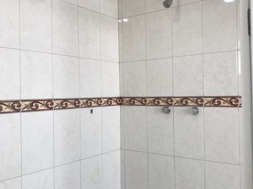 EN RENTA VIVIENDA CON SERVICIOS, SIN CAMAS O CON CAMAS.  “ ESTANCIA JILO ”. A 4 MINUTOS DE LA ZONA INDUSTRIAL.