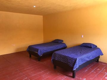 EN RENTA VIVIENDA CON SERVICIOS, SIN CAMAS O CON CAMAS.  “ ESTANCIA JILO ”. A 4 MINUTOS DE LA ZONA INDUSTRIAL.