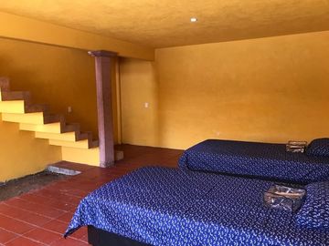 EN RENTA VIVIENDA CON SERVICIOS, SIN CAMAS O CON CAMAS.  “ ESTANCIA JILO ”. A 4 MINUTOS DE LA ZONA INDUSTRIAL.