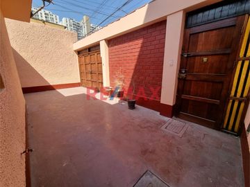 Venta De Casa En Sta Anita!!....Frente Al Condominio Recrea Los Nogales!!..Excelente Oportunidad!!