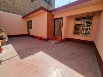 Venta De Casa En Sta Anita!!....Frente Al Condominio Recrea Los Nogales!!..Excelente Oportunidad!!