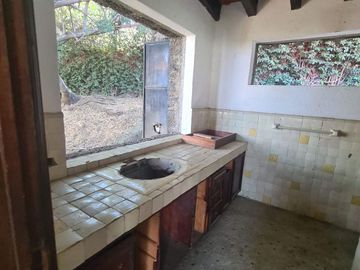 ATENCION!!! REMATO HERMOSA CASA CON 2,900M2 TERRENO, JARDÍN, ALBERCA MUY CERCA DEL CENTRO DE CUERNAVACA SOLO PAGO CON RECURSO PROPIO
