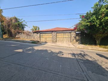 ATENCION!!! REMATO HERMOSA CASA CON 2,900M2 TERRENO, JARDÍN, ALBERCA MUY CERCA DEL CENTRO DE CUERNAVACA SOLO PAGO CON RECURSO PROPIO