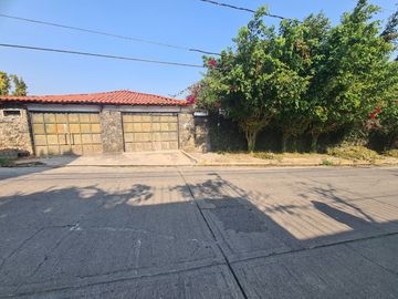 ATENCION!!! REMATO HERMOSA CASA CON 2,900M2 TERRENO, JARDÍN, ALBERCA MUY CERCA DEL CENTRO DE CUERNAVACA SOLO PAGO CON RECURSO PROPIO