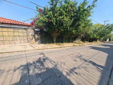 ATENCION!!! REMATO HERMOSA CASA CON 2,900M2 TERRENO, JARDÍN, ALBERCA MUY CERCA DEL CENTRO DE CUERNAVACA SOLO PAGO CON RECURSO PROPIO