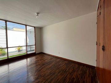 🤩 Linda casa en Condominio con chalet independiente extra, frente a la UPC Monterrico