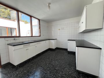 🤩 Linda casa en Condominio con chalet independiente extra, frente a la UPC Monterrico