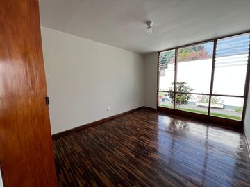 🤩 Linda casa en Condominio con chalet independiente extra, frente a la UPC Monterrico