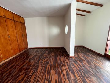 🤩 Linda casa en Condominio con chalet independiente extra, frente a la UPC Monterrico