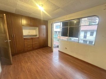 Casa en venta, rentera y residencial, de tres departamentos, sector Otorongo
