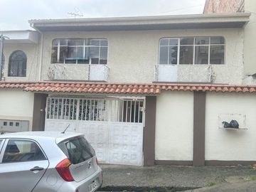 Casa en venta, rentera y residencial, de tres departamentos, sector Otorongo