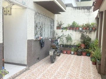 Casa en venta, rentera y residencial, de tres departamentos, sector Otorongo