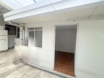 Casa en venta, rentera y residencial, de tres departamentos, sector Otorongo
