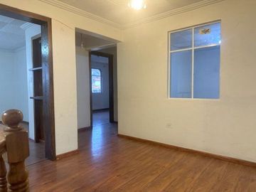 Casa en venta, rentera y residencial, de tres departamentos, sector Otorongo