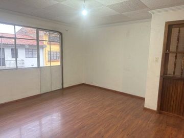 Casa en venta, rentera y residencial, de tres departamentos, sector Otorongo