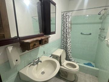 Casa en venta, rentera y residencial, de tres departamentos, sector Otorongo
