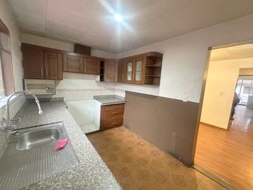 Casa en venta, rentera y residencial, de tres departamentos, sector Otorongo