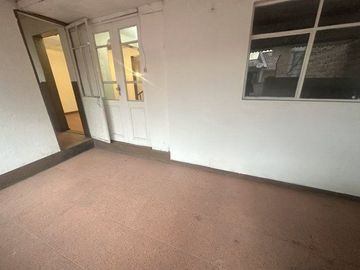 Casa en venta, rentera y residencial, de tres departamentos, sector Otorongo