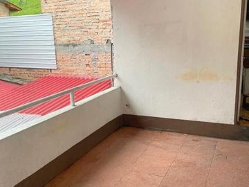 Casa en venta, rentera y residencial, de tres departamentos, sector Otorongo