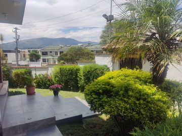 Espectacular Casa a la Venta sector Cumbaya, Urb. Santa Lucía