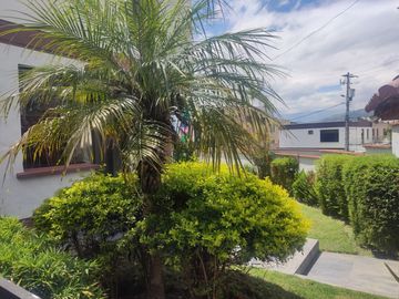 Espectacular Casa a la Venta sector Cumbaya, Urb. Santa Lucía