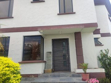 Espectacular Casa a la Venta sector Cumbaya, Urb. Santa Lucía