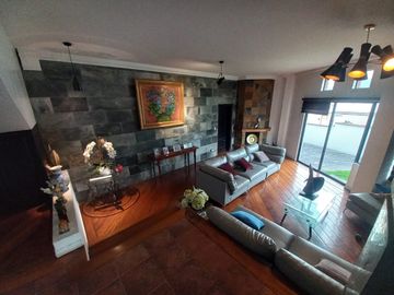 Espectacular Casa a la Venta sector Cumbaya, Urb. Santa Lucía