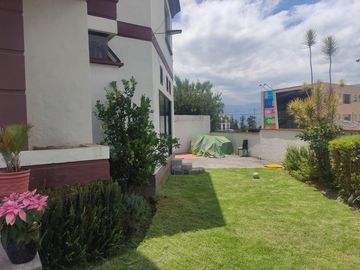 Espectacular Casa a la Venta sector Cumbaya, Urb. Santa Lucía