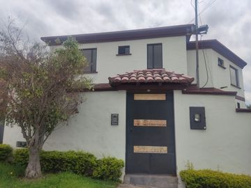Espectacular Casa a la Venta sector Cumbaya, Urb. Santa Lucía