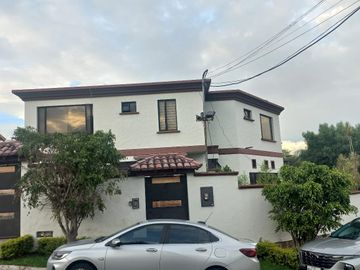 Espectacular Casa a la Venta sector Cumbaya, Urb. Santa Lucía