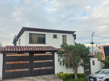 Espectacular Casa a la Venta sector Cumbaya, Urb. Santa Lucía