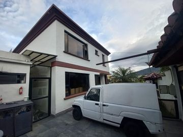 Espectacular Casa a la Venta sector Cumbaya, Urb. Santa Lucía