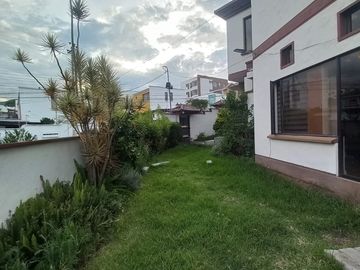 Espectacular Casa a la Venta sector Cumbaya, Urb. Santa Lucía
