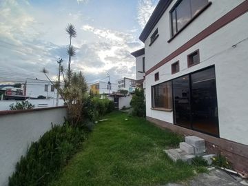 Espectacular Casa a la Venta sector Cumbaya, Urb. Santa Lucía
