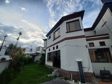 Espectacular Casa a la Venta sector Cumbaya, Urb. Santa Lucía