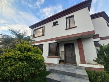 Espectacular Casa a la Venta sector Cumbaya, Urb. Santa Lucía