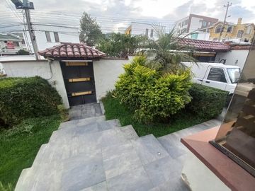 Espectacular Casa a la Venta sector Cumbaya, Urb. Santa Lucía