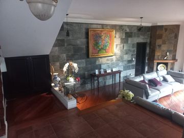 Espectacular Casa a la Venta sector Cumbaya, Urb. Santa Lucía
